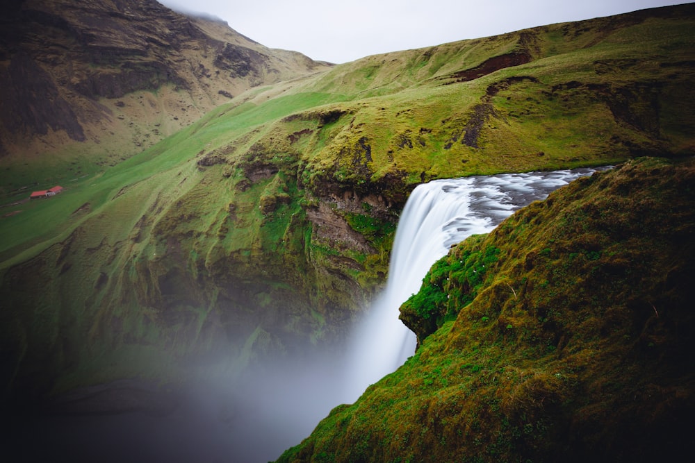 cascade entre les champs verts pendant la journée