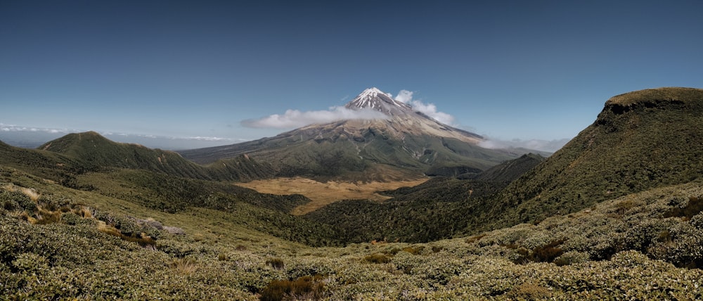 Montaña marrón y verde