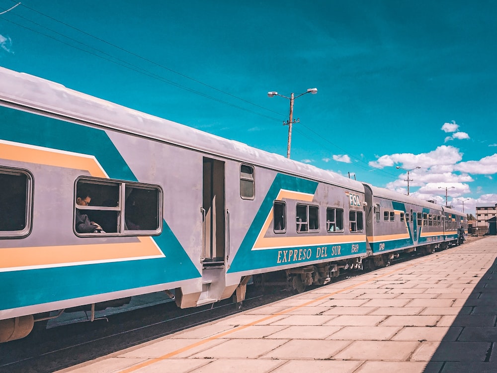 Train blanc et bleu