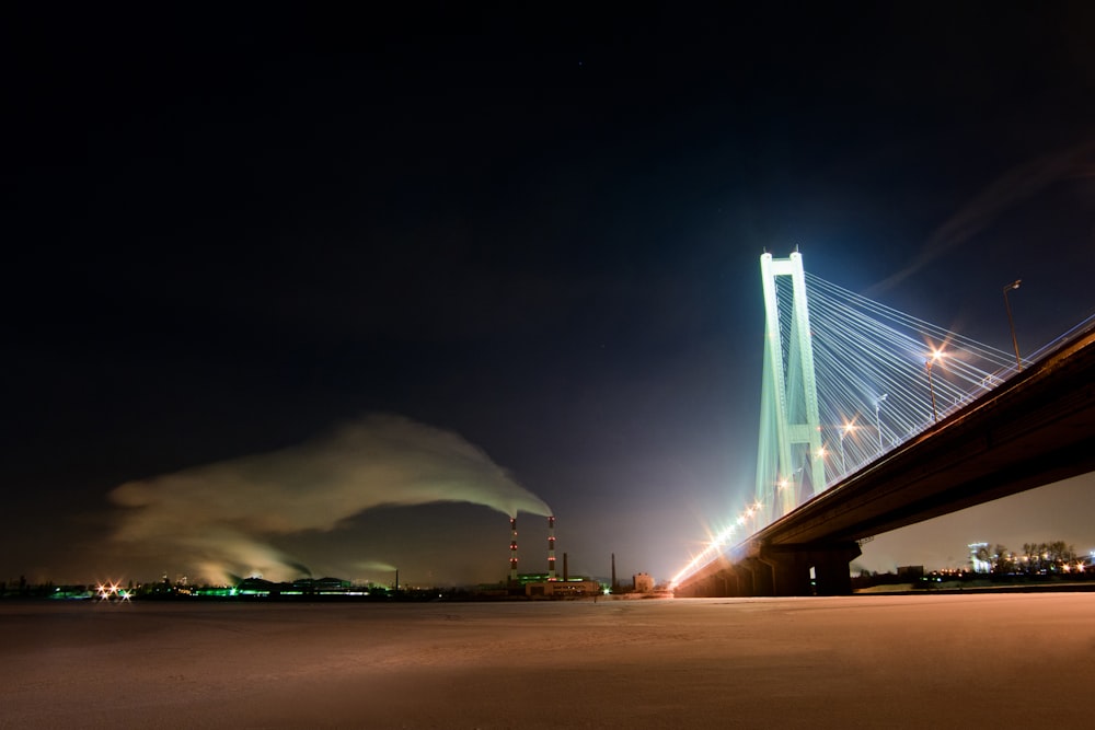 ponte iluminada durante a noite