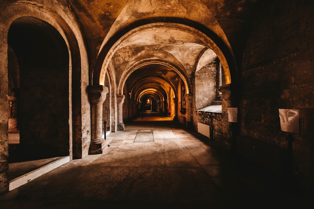 Bâtiment en béton brun