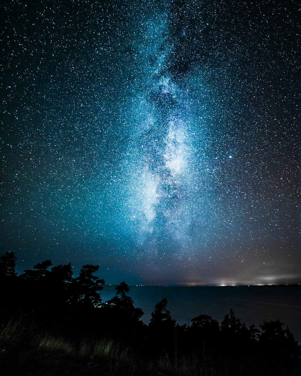 야간의 은하수 실루엣 사진