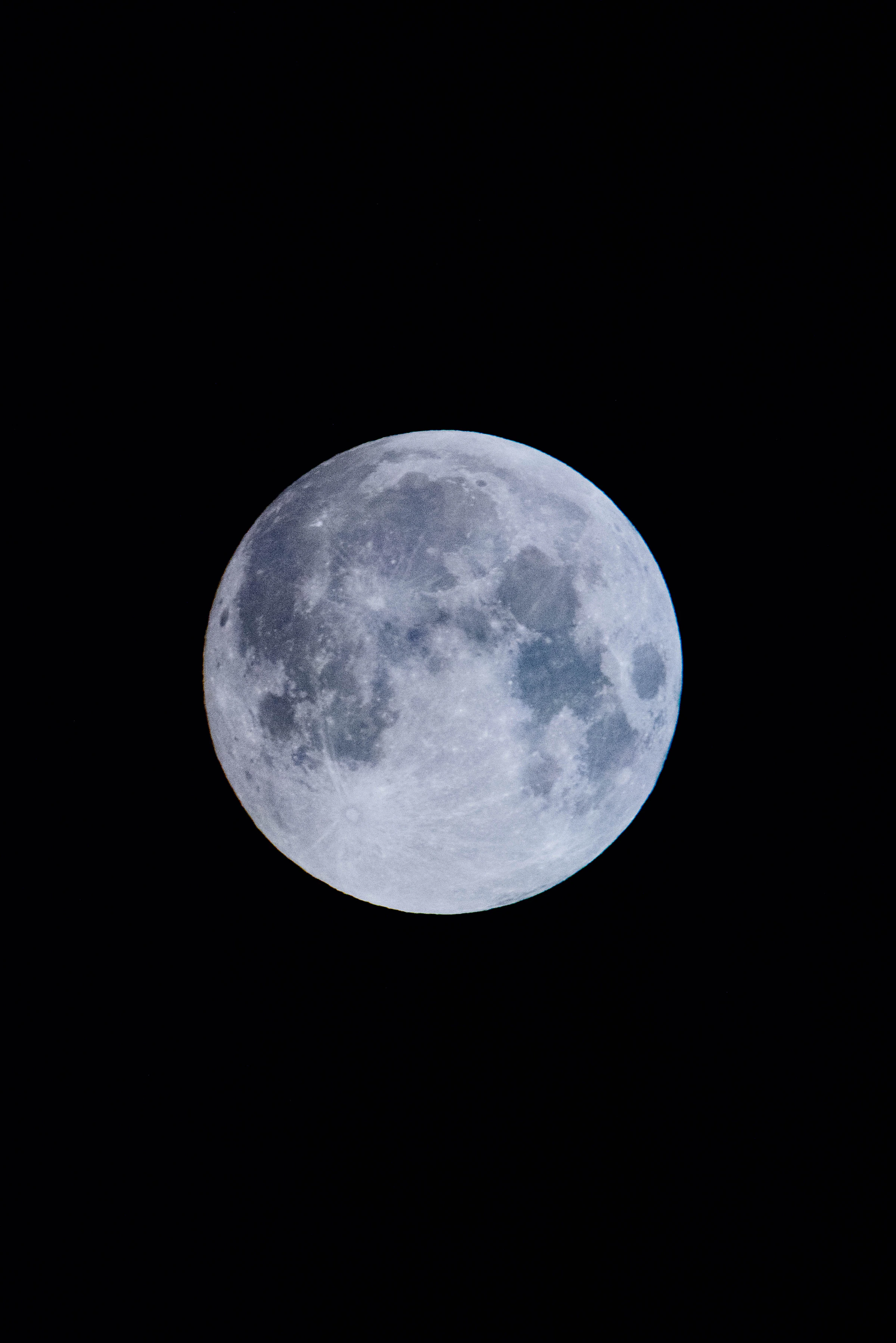 星空の下に浮かぶ青白い月