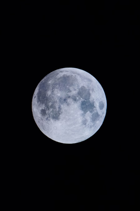 Eclipse solar total sobre el horizonte terrestre