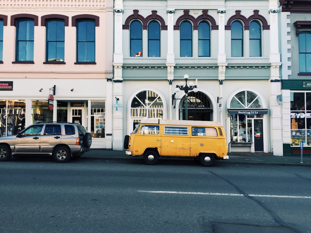 fourgonnette jaune derrière un SUV argenté