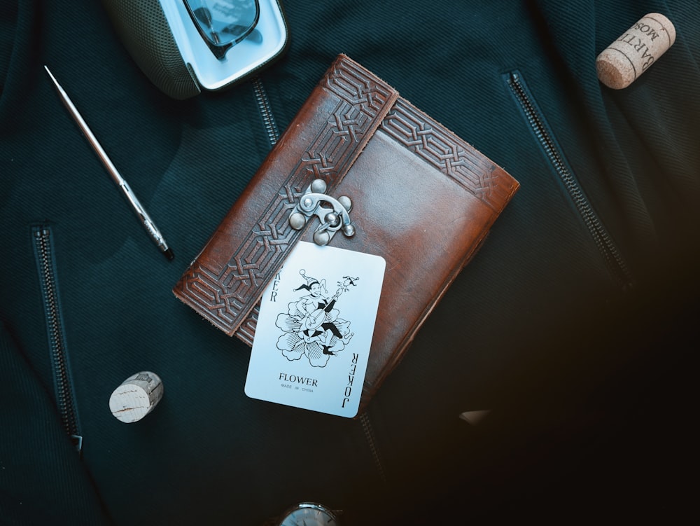 Joker Spielkarte auf brauner Geldbörse