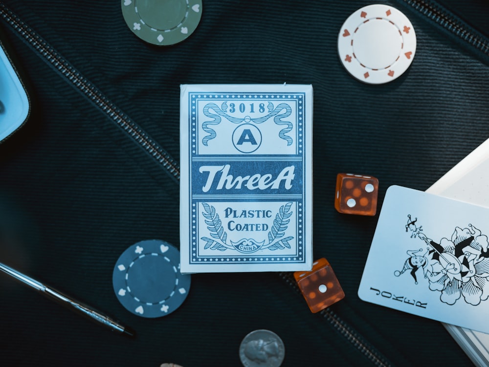 scatola di carte da gioco rivestita in plastica blu Three A