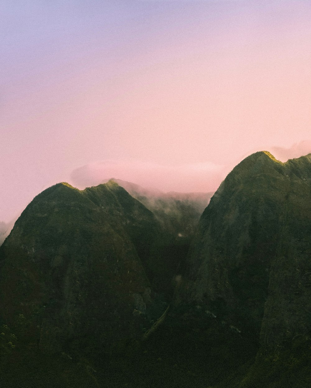 Photographie aérienne de montagne à la tombée de la nuit