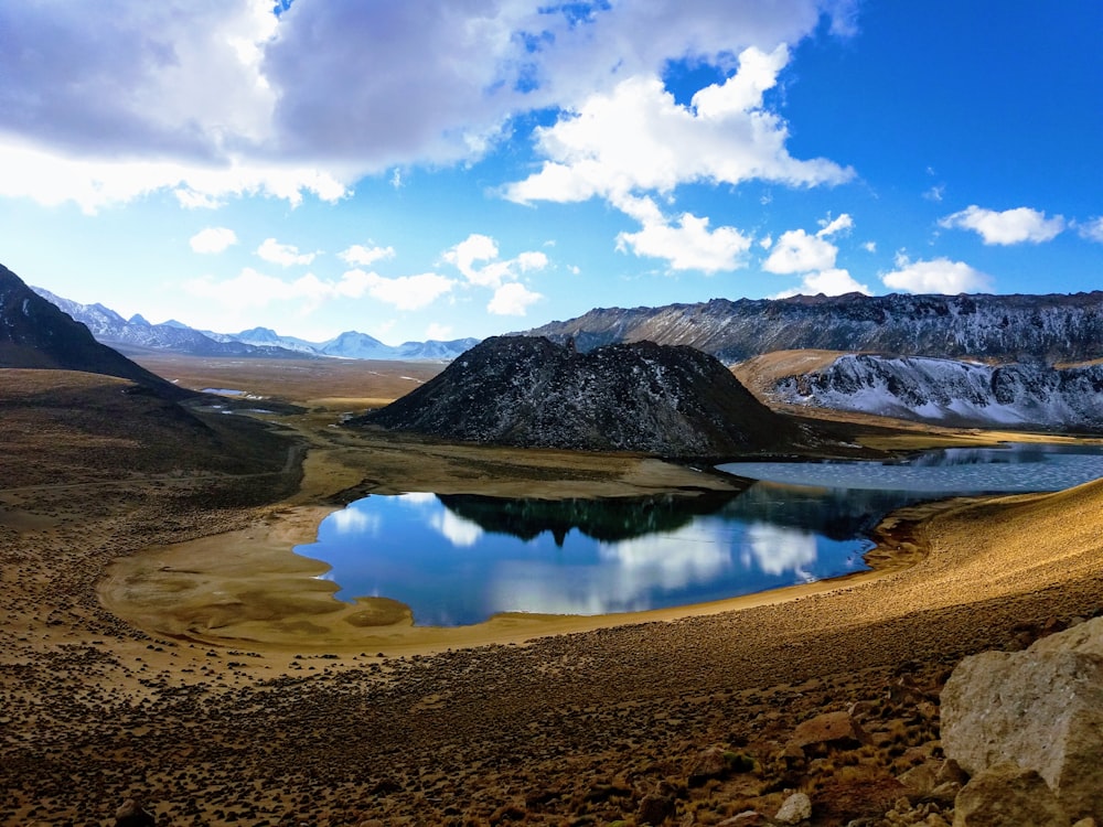 vallée et montagnes pendant la journée