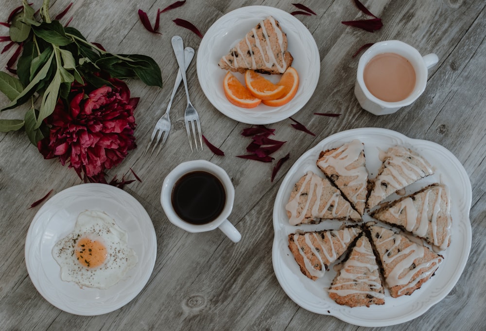 Bizcocho en rodajas y frutas de naranja