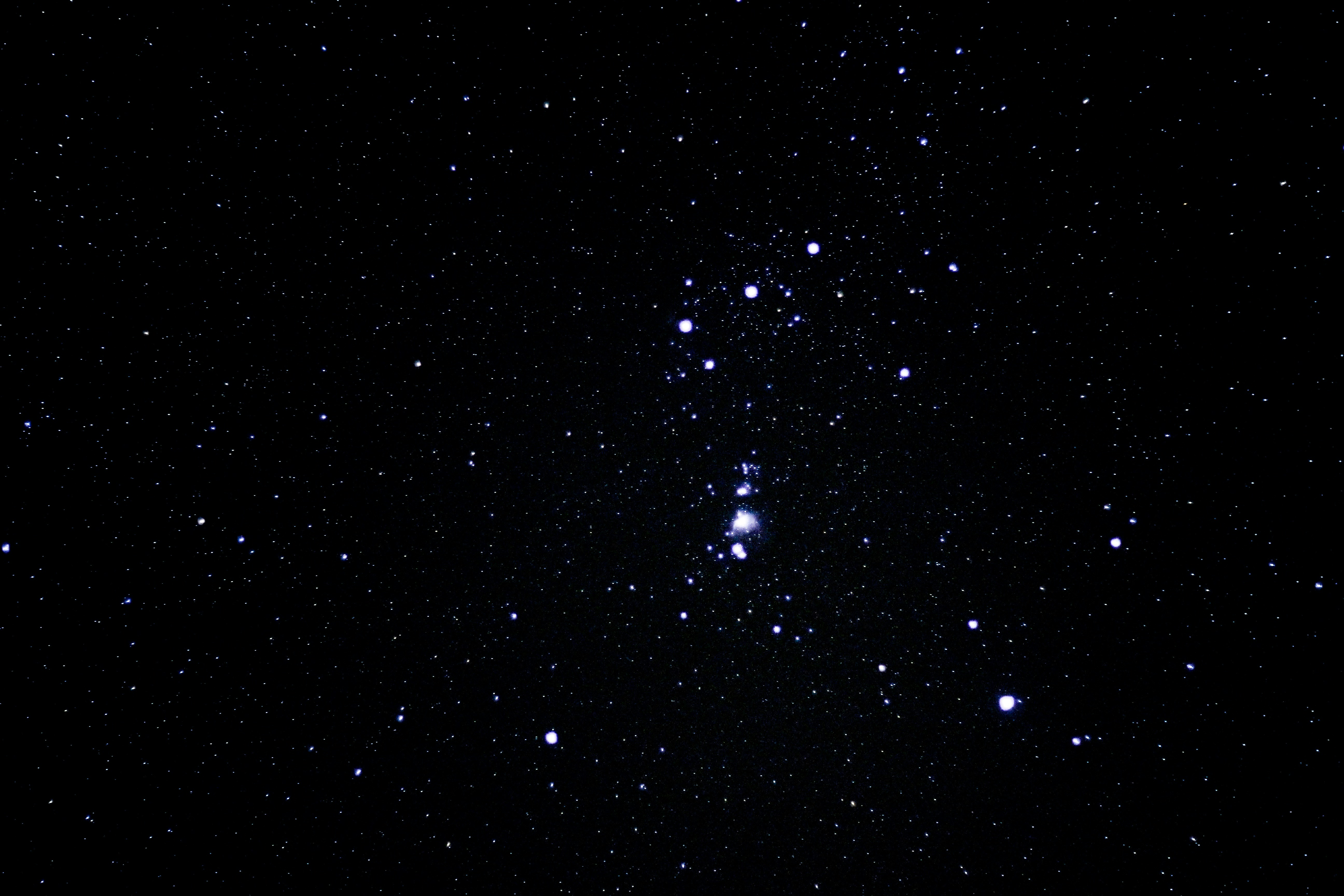 Un fond sombre avec de nombreuses petites étincelles blanches. photo –  Image gratuite de Éducation sur Unsplash, image size:5184x3456