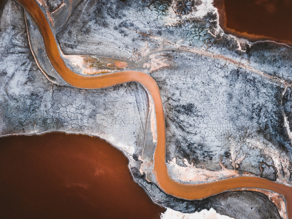 Luftaufnahmen des Flusses durch das Tal
