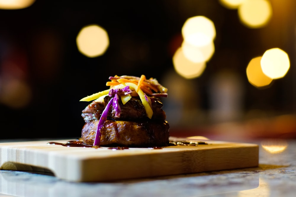 Photographie macro de viande cuite sur une planche de bois brun