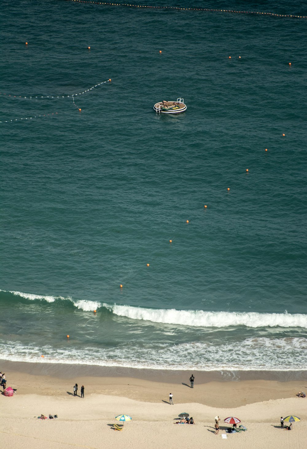 flutuador branco e cinza redondo no mar