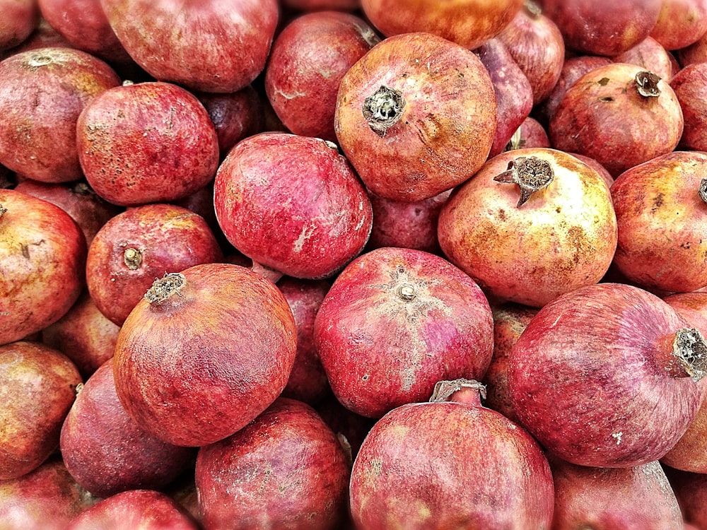 Pila de frutos rojos de granada