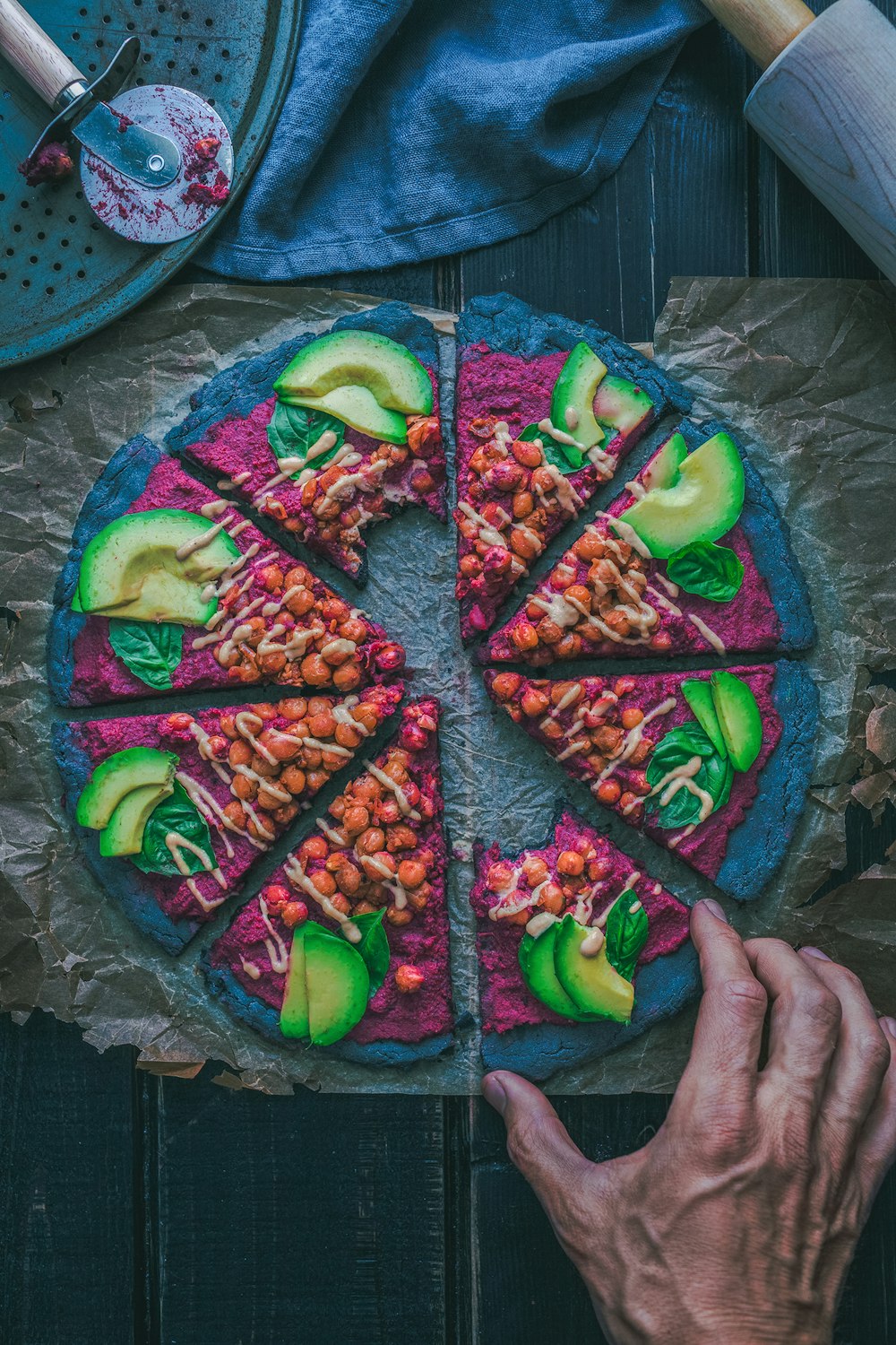 Pizza vegetal roxa, verde e azul