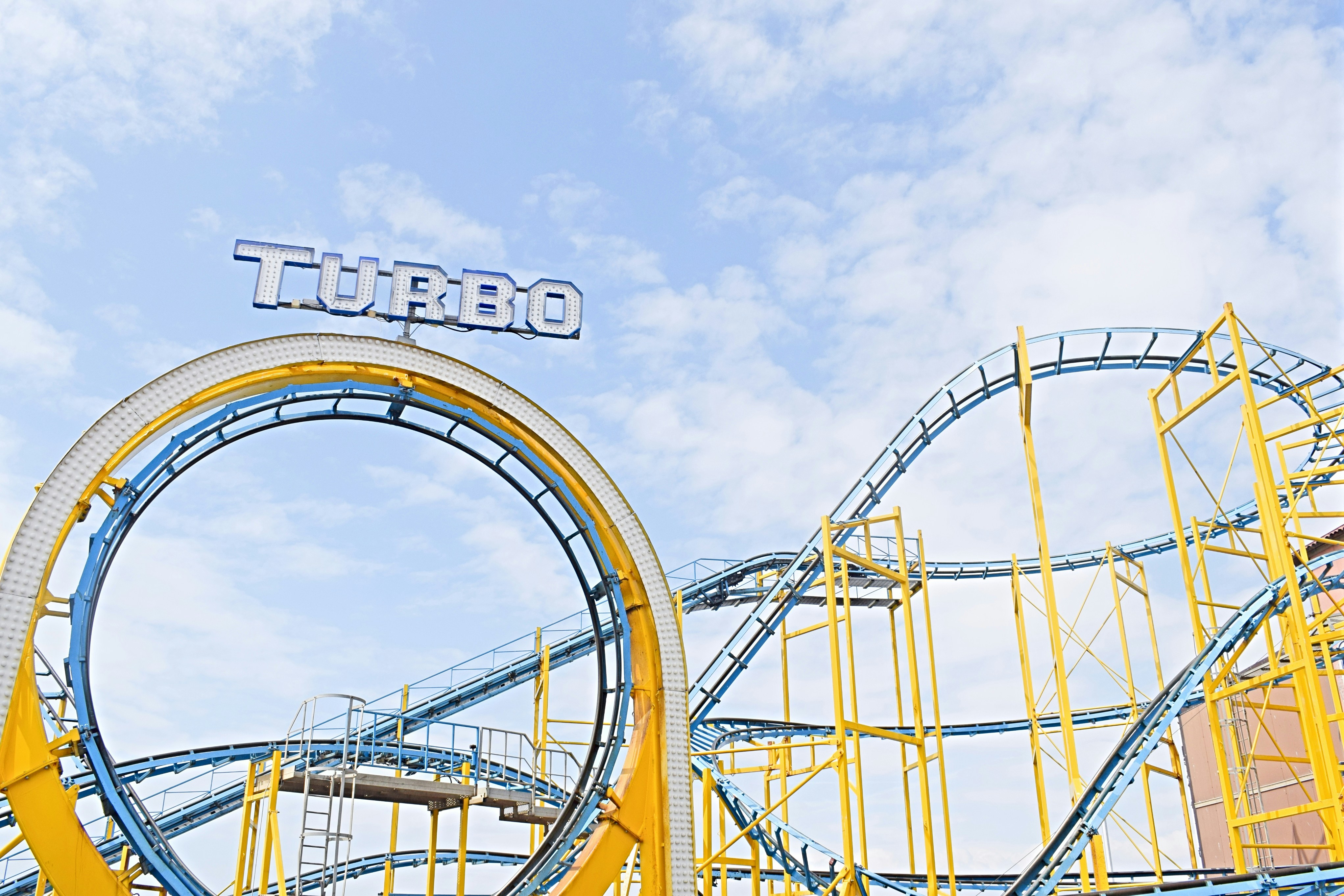 Скорость развлечения. Желтая американская горка. Американские горки петля. Roller Coaster Vertical loop. Rollercoaster транскрипция.
