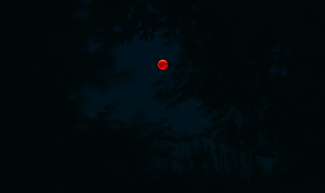 red moon, Oh well, i’ve edited this shot again and again and i am still not happy with the result.<p></figure>One issue is that the 750D sensor tends to noise like crazy and each tiny amount of denoise hurts the moon structure.</p><p>Also i am not sure where this shadow around the moon comes from, i wasn’t able to avoid/reproduce/reverseengeneer it.</p><p>However, so i have something for Unsplash again (otherwise i would put it on 500px).