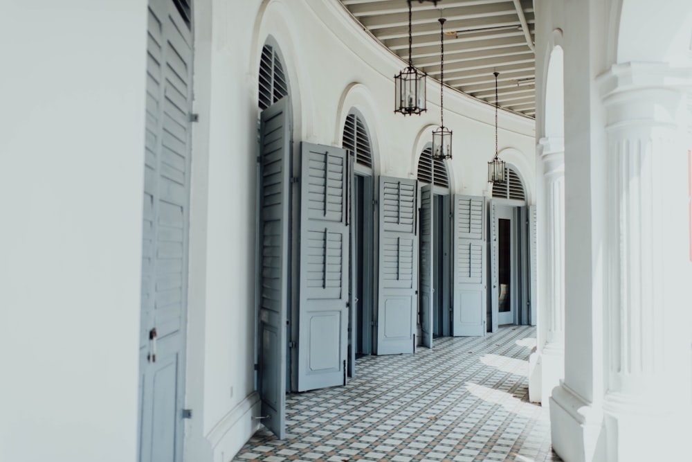 abrió puertas de madera gris