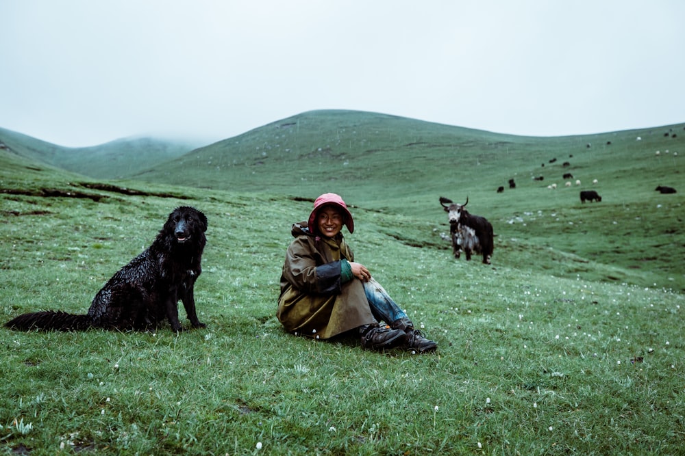 donna che si siede sul campo di erba verde