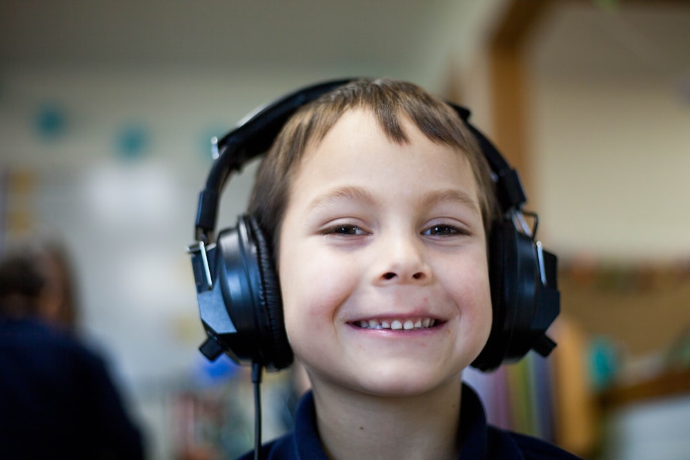 コード付きヘッドフォンを着用した少年の選択焦点写真