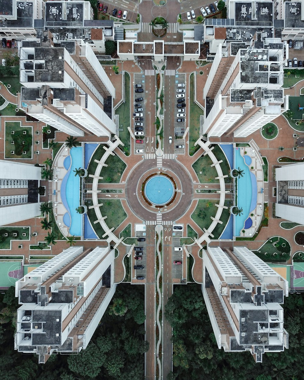 foto aerea della struttura di quattro edifici