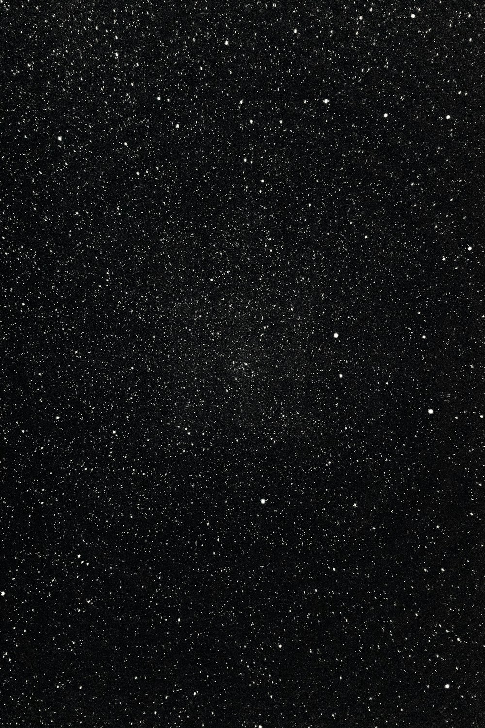 Una foto in bianco e nero del cielo notturno