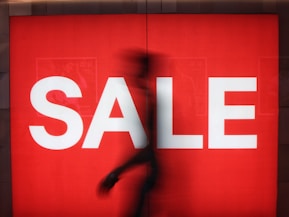 Señal de "sale" diseñada en rojo y blanco con una sombra negra en el medio