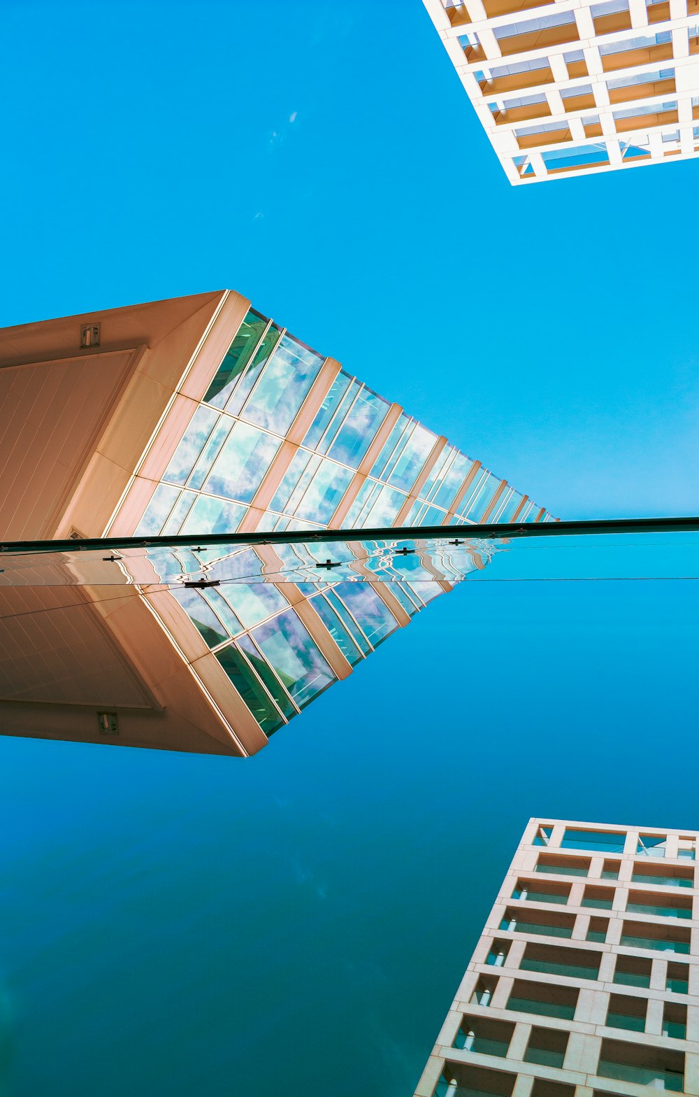 Réflexion du bâtiment sur une fenêtre en verre pendant la journée