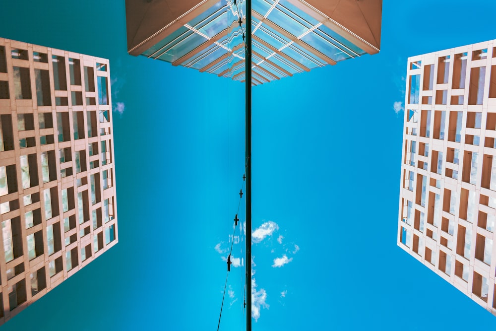 Fotografía de ángulo bajo de un edificio de hormigón marrón durante el día