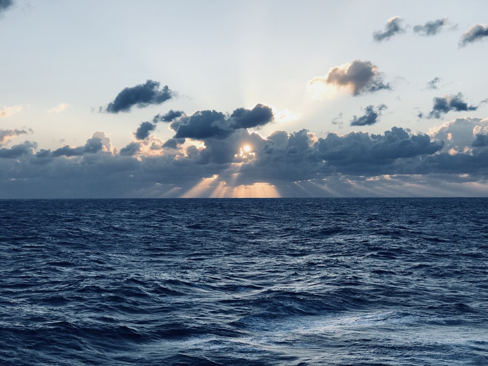 specchio d'acqua sotto cielo nuvoloso