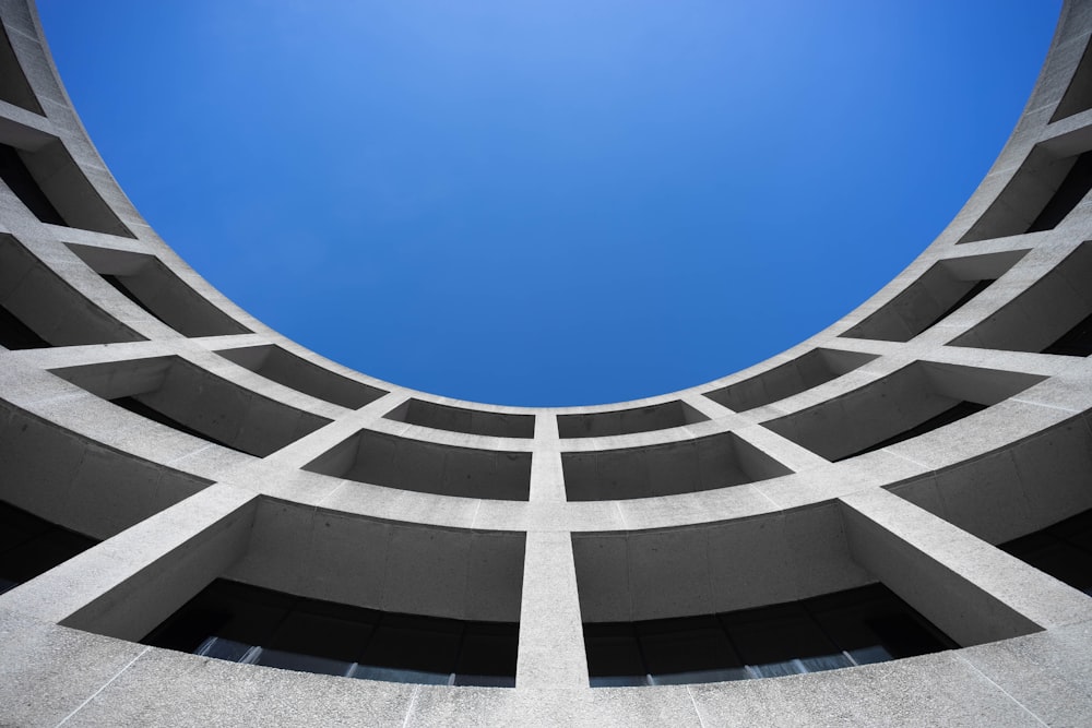 낮에 회색 콘크리트 건물의 로우 앵글 사진