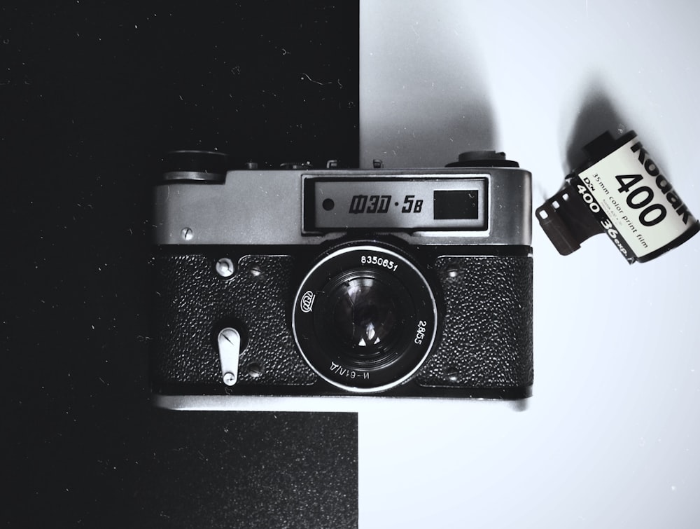 Schwarz-Grau-Filmkamera auf weißer und schwarzer Tafel
