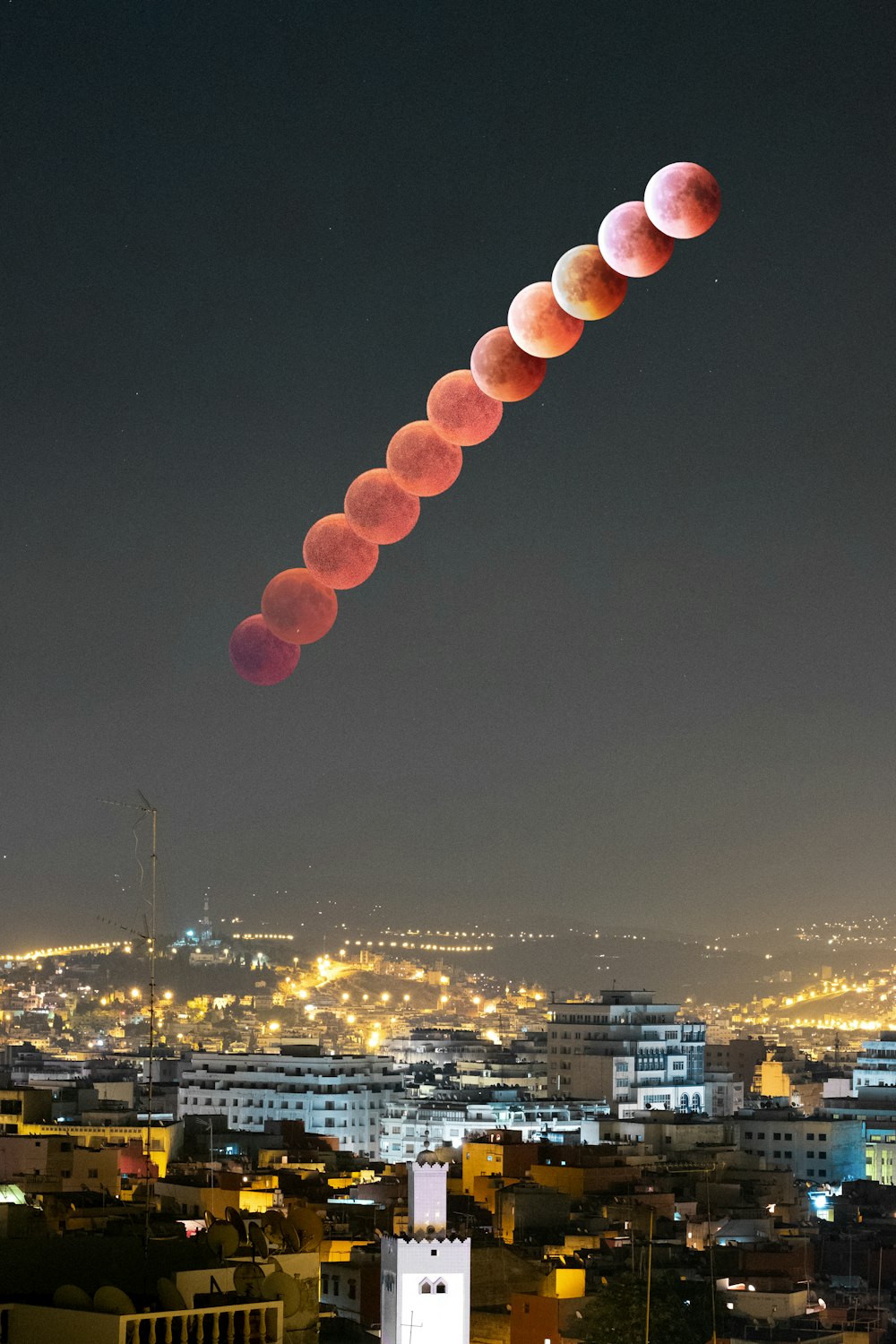 Fotografía de lapso de tiempo del eclipse lunar total