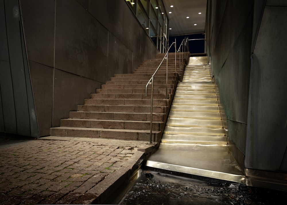 Escalera de hormigón gris con barandillas de acero inoxidable