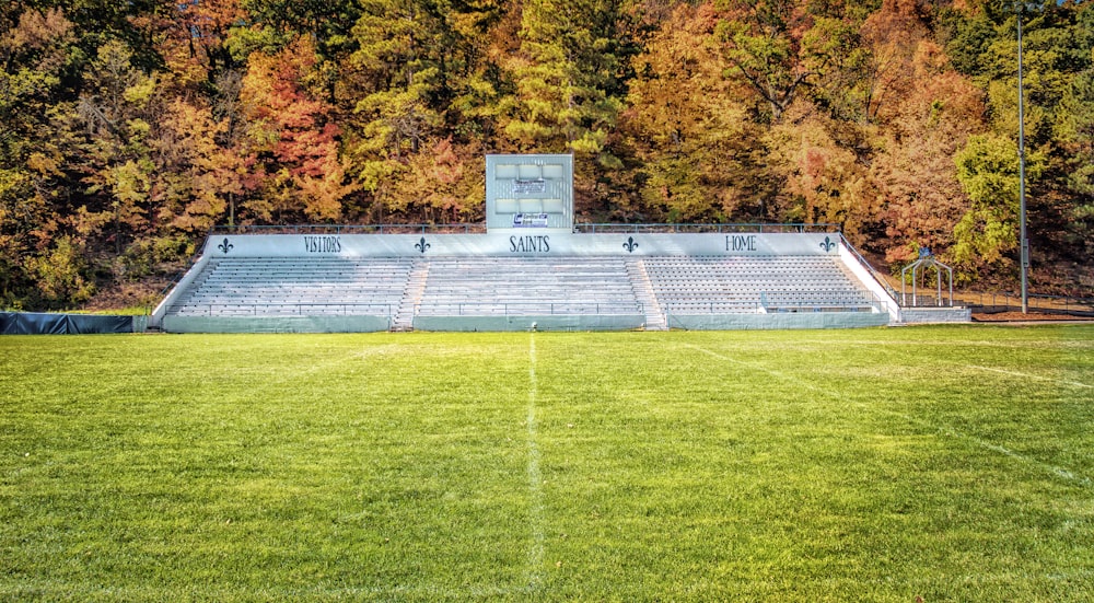 日中のサッカー場