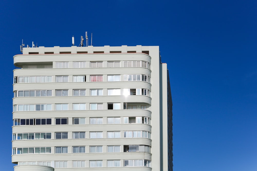 Edificio de hormigón de gran altura durante el día