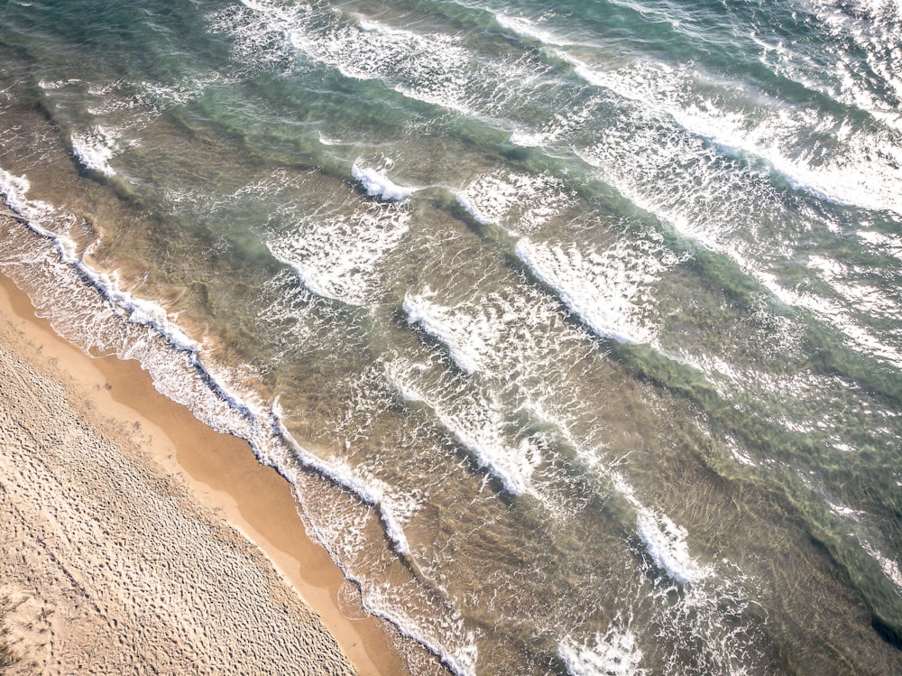 Vista aérea de la ola de agua en la costa