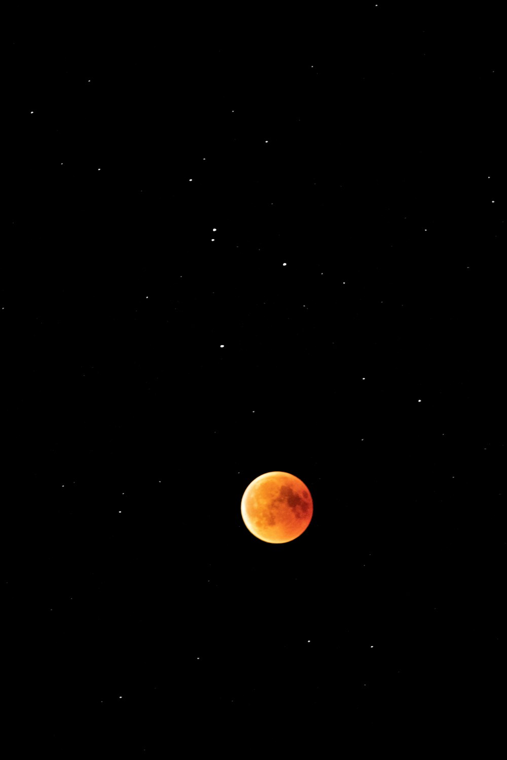 Blutmond von Sternen umgeben