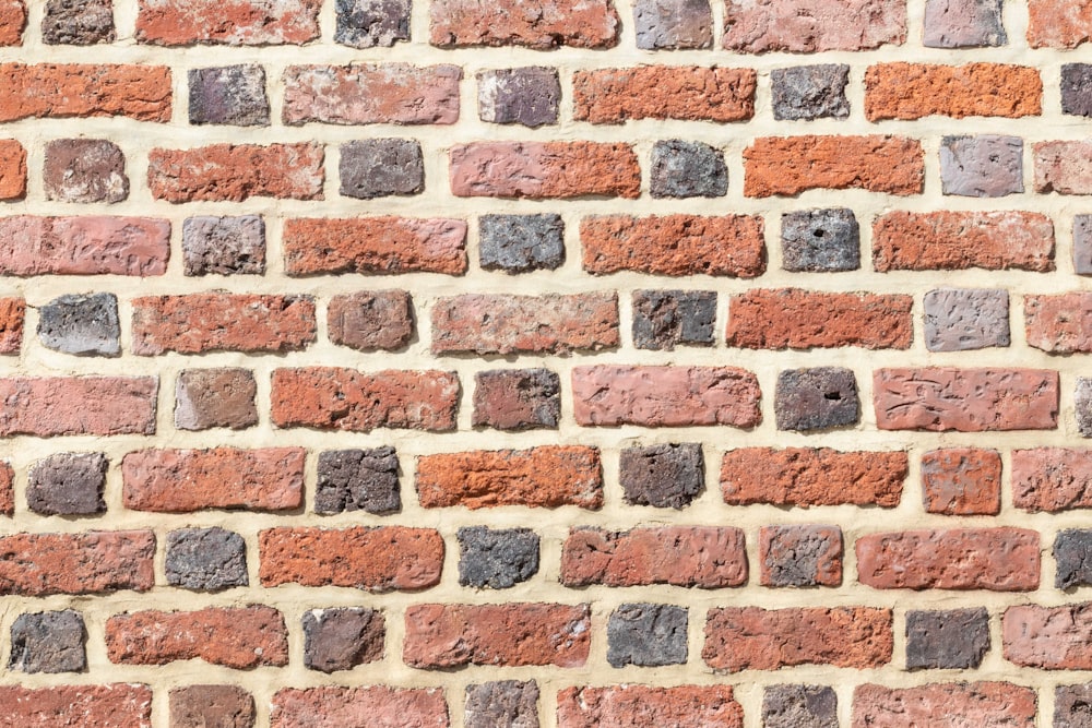 Mur de briques en béton brun