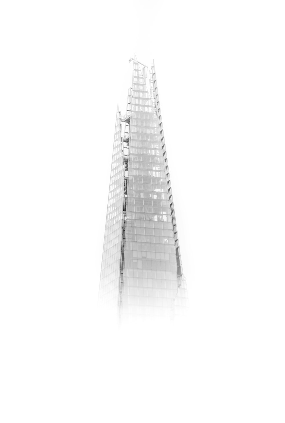 grattacielo con nebbie