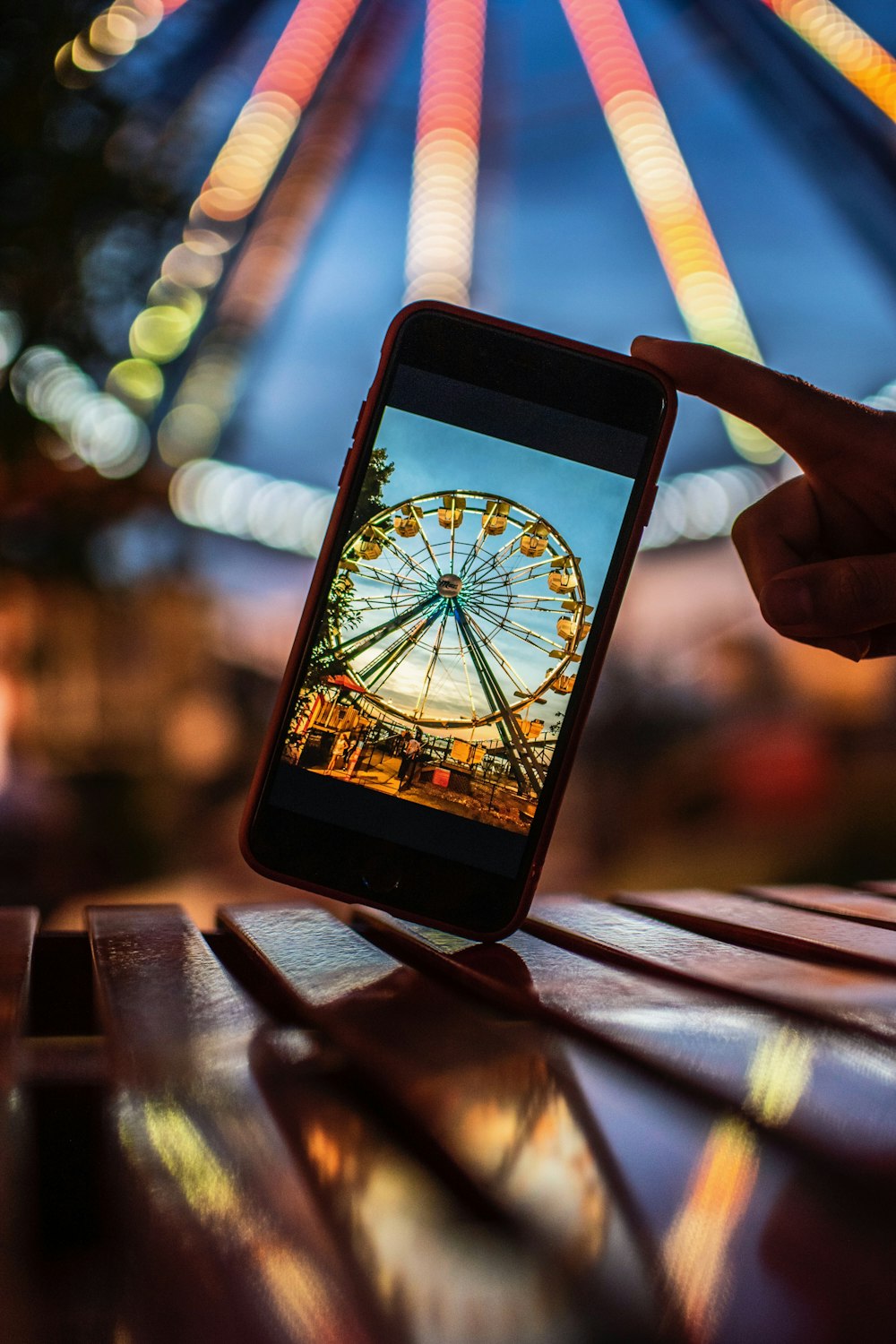 fotografia ravvicinata dello smartphone che visualizza la ruota panoramica