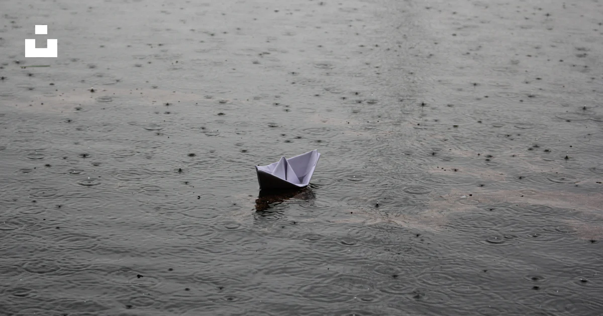 Bateau en papier sur plan d’eau photo – Image gratuite de Éclabousser ...