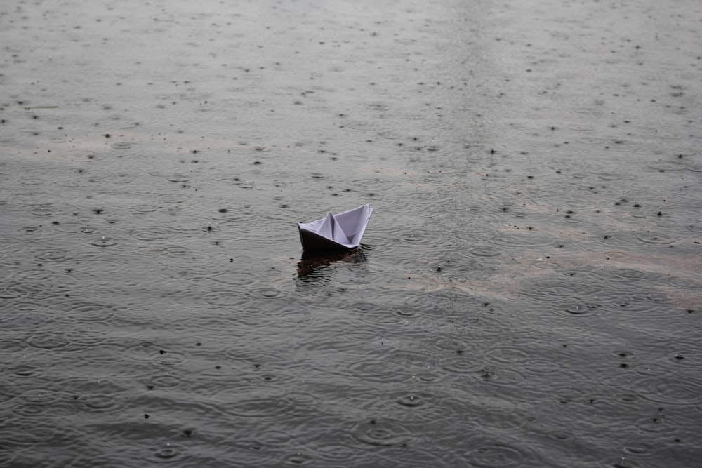 barco de papel no corpo de água