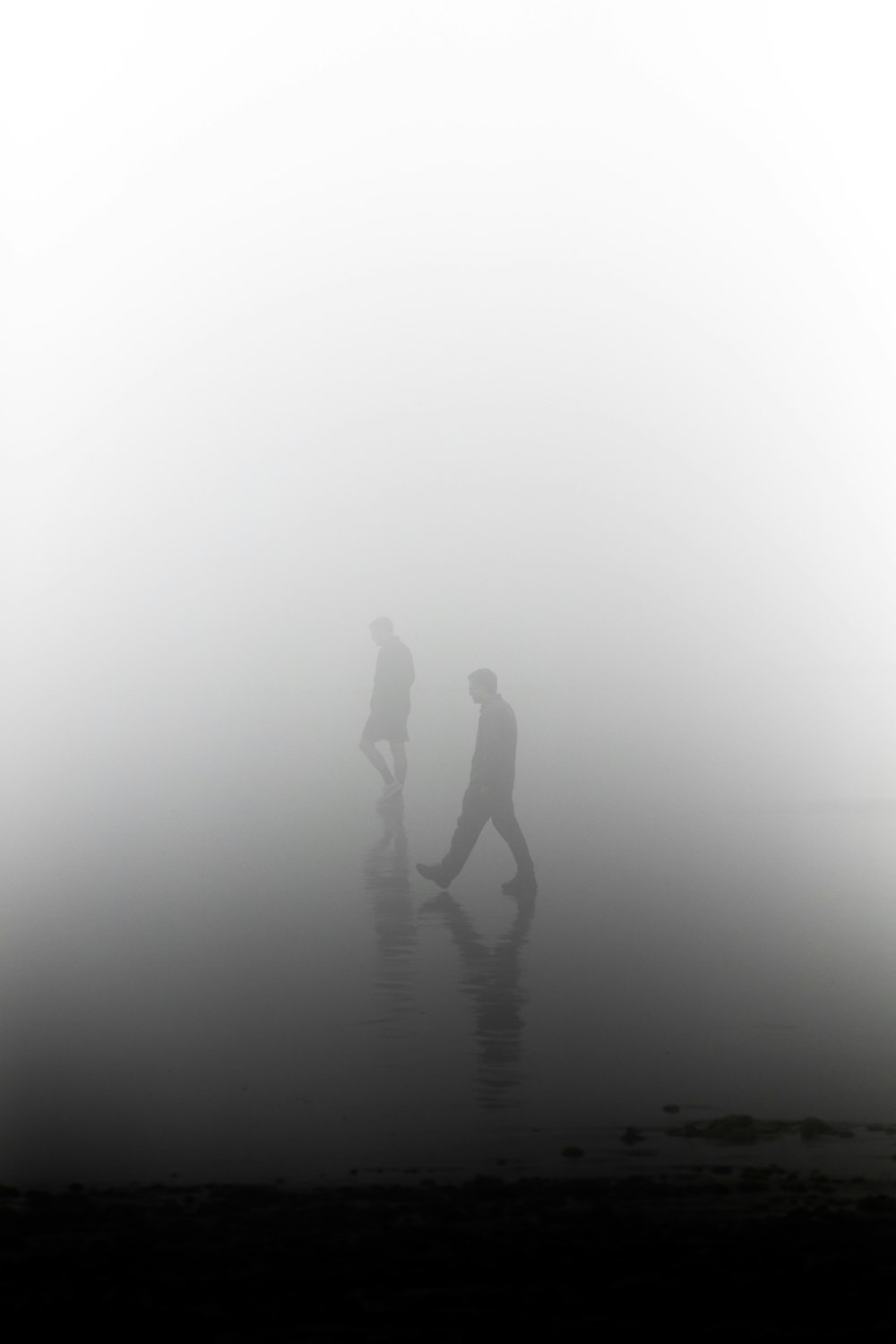 霧の日の男のシルエット