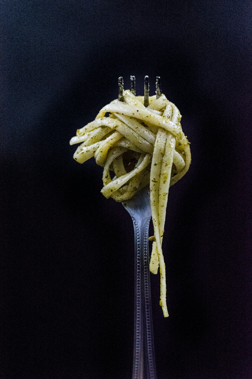 Fotografía de enfoque selectivo de tenedor con fideos