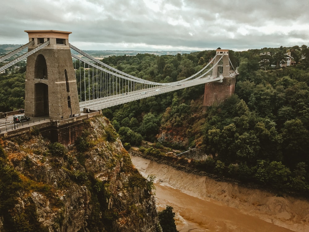 ponte marrom conectando em duas montanhas