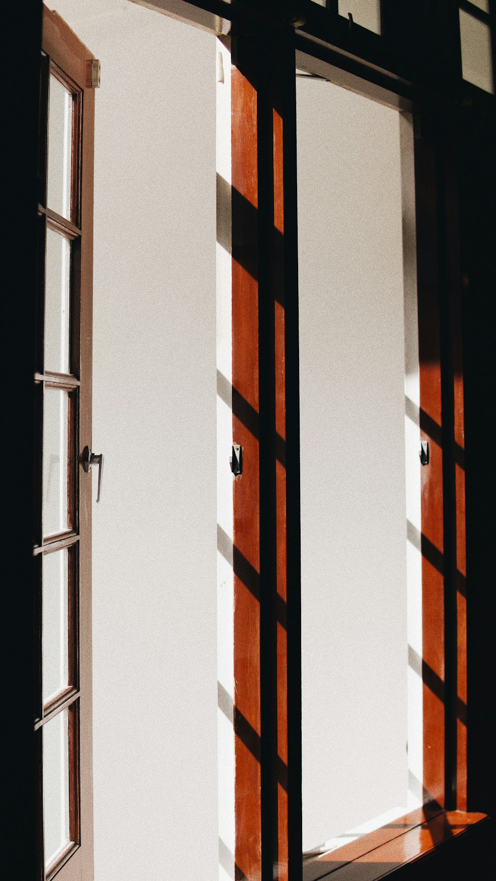 茶色の木枠ガラス窓