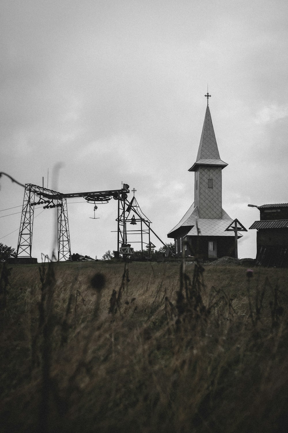 Chapelle grise sur un champ d’herbe