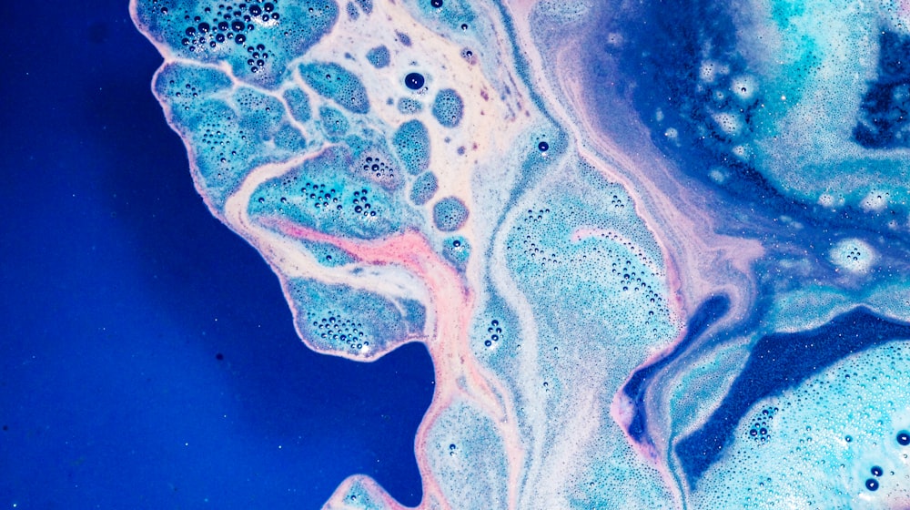 um close up de uma substância azul e rosa